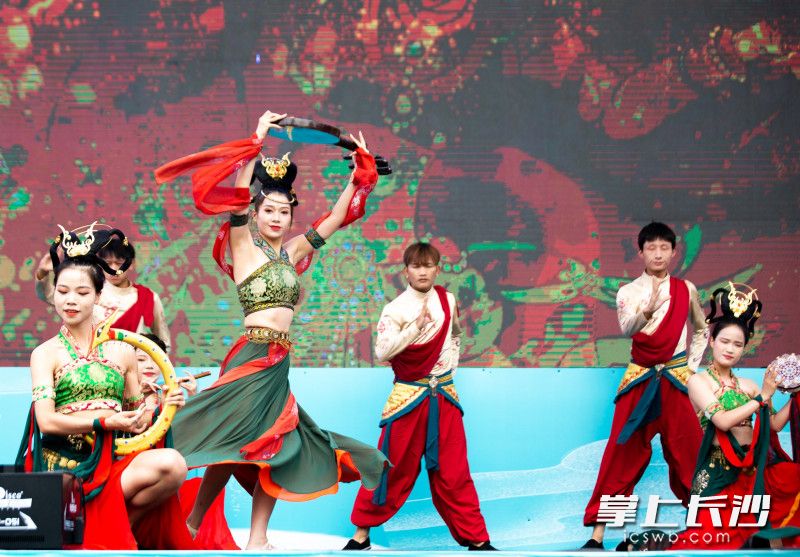 月夜晚会、月宫大巡游带来国潮风的韵味。