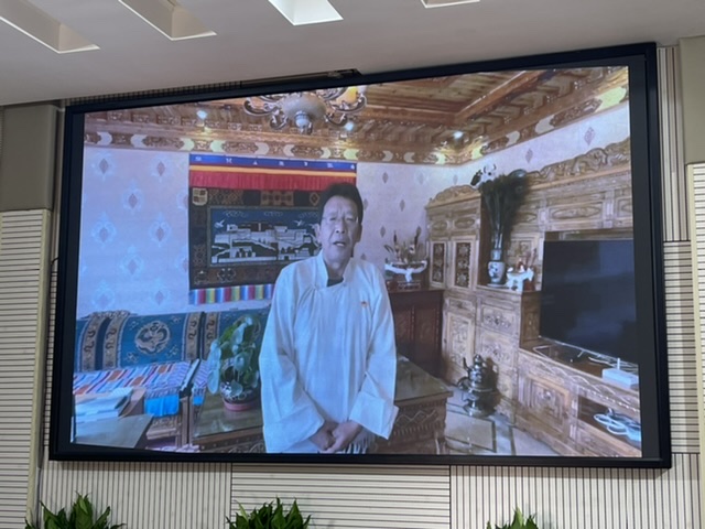 西藏自治区山南市第三小学书记普布次仁通过直播送来节日祝福。长沙晚报全媒体记者岳霞摄 西藏自治区山南市第三小学书记普布次仁通过直播送来节日祝福。长沙晚报全媒体记者岳霞摄