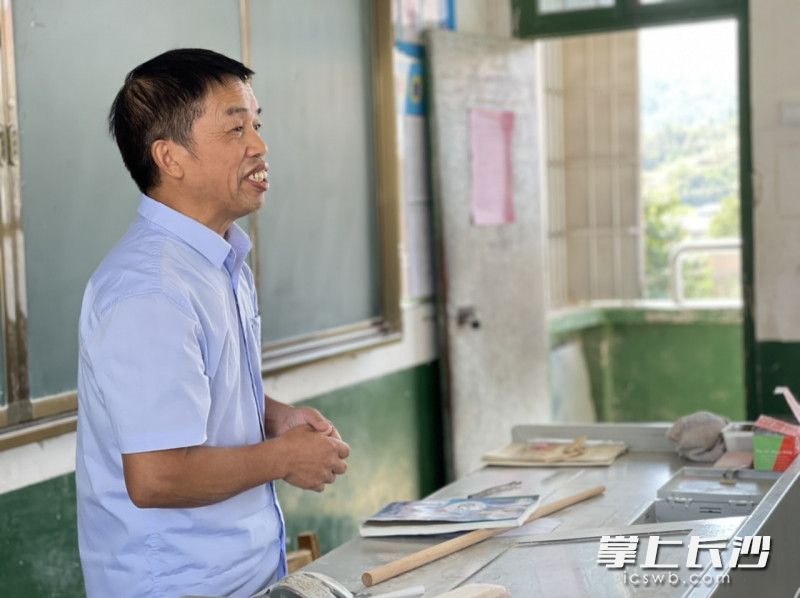 上课中的彭祖耀老师。长沙晚报全媒体记者岳霞摄 上课中的彭祖耀老师。长沙晚报全媒体记者岳霞摄