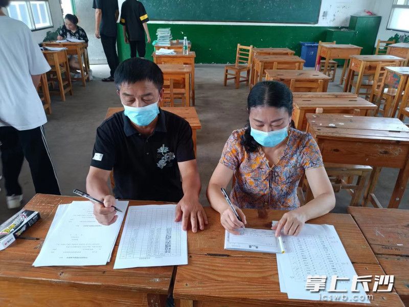 今天秋季开学报道,刚从教师岗位退下来的夫人武新仁来跟彭祖耀老师当志愿者。 今天秋季开学报道,刚从教师岗位退下来的夫人武新仁来跟彭祖耀老师当志愿者。