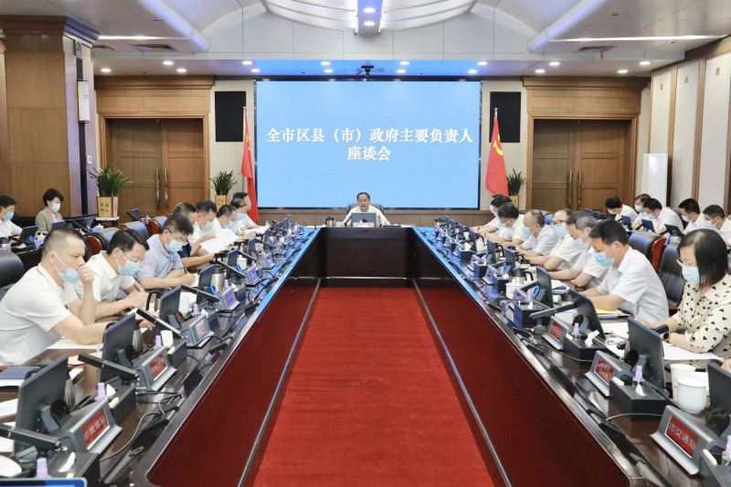 郑建新出席全市区县（市）政府主要负责人座谈会。刘书勤摄
