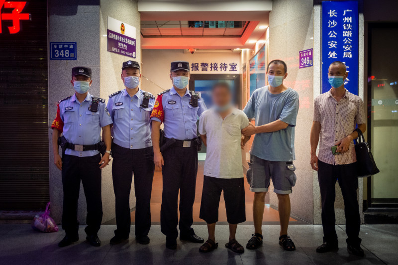 唐某被长沙铁路公安处民警抓获。 均为长沙铁路公安处供图