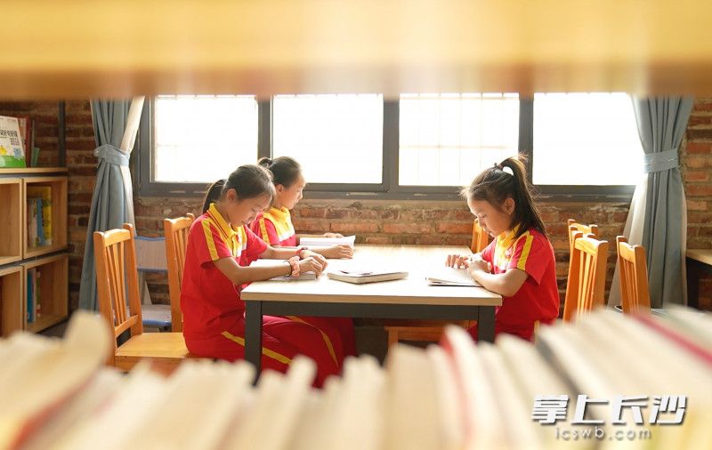 ▲ 9月5日，拼多多“为你读书”公益捐赠行动走进启航学校。（李禹达丨摄）