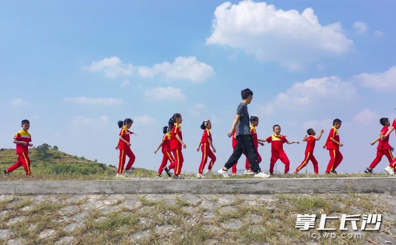▲启航学校成立了湖南省第一个留守儿童合唱团，这些孩子从大山一路唱到省城，唱到国家大剧院，唱到牛年春晚的舞台。（李禹达丨摄）