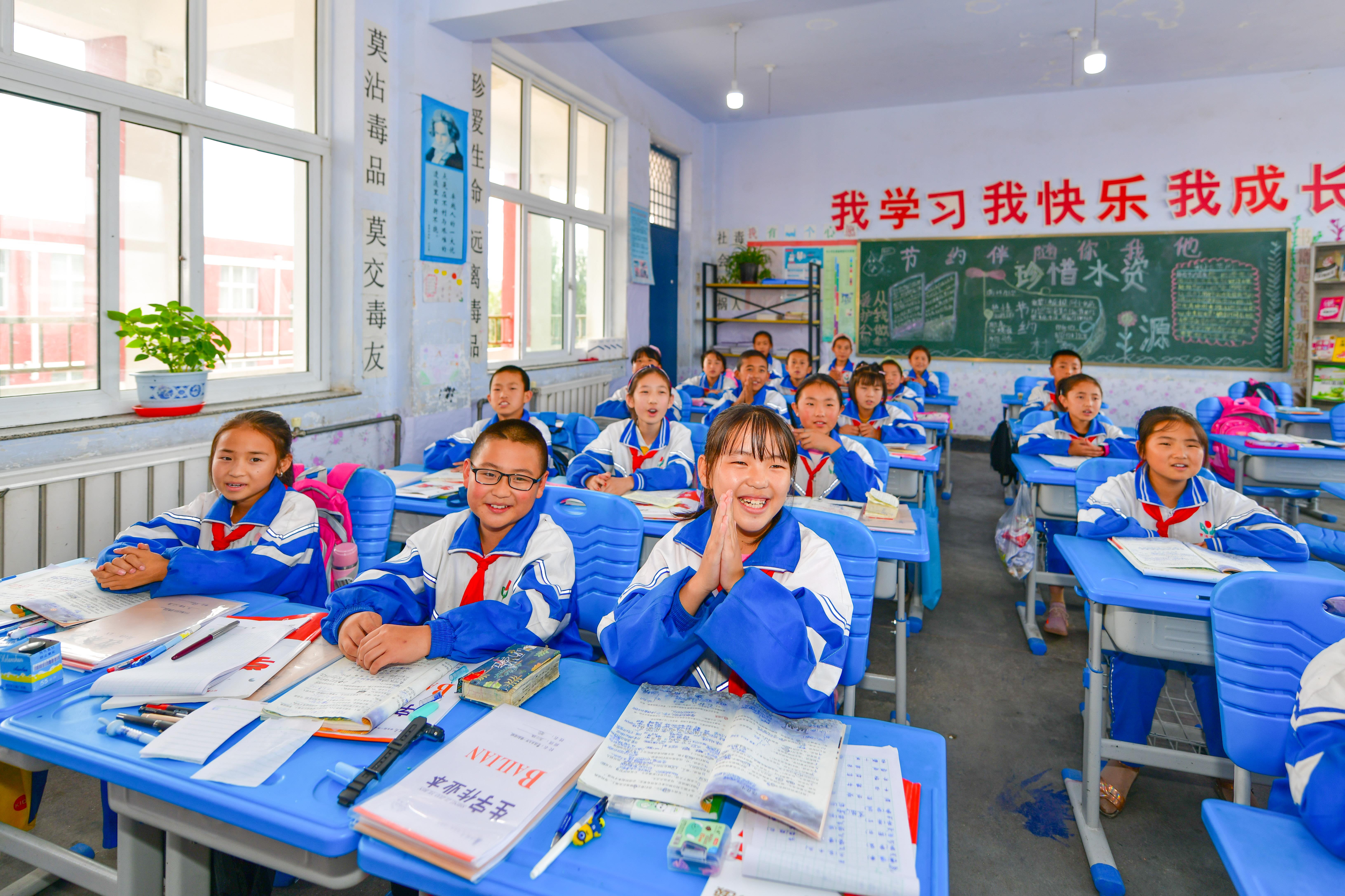 △2020年9月11日，宁夏中卫市海原县曹洼乡九年一贯制学校，孩子们正在上语文课。
