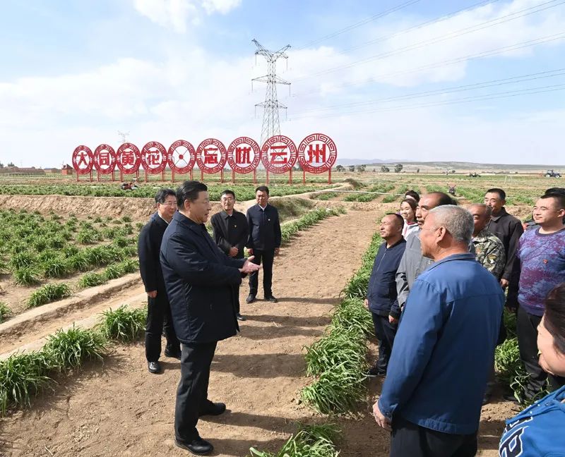 ▲ 2020年5月11日至12日，中共中央总书记、国家主席、中央军委主席习近平在山西考察。2020年5月11日下午，习近平在大同市云州区有机黄花标准化种植基地，同正在劳作的村民们亲切交谈。