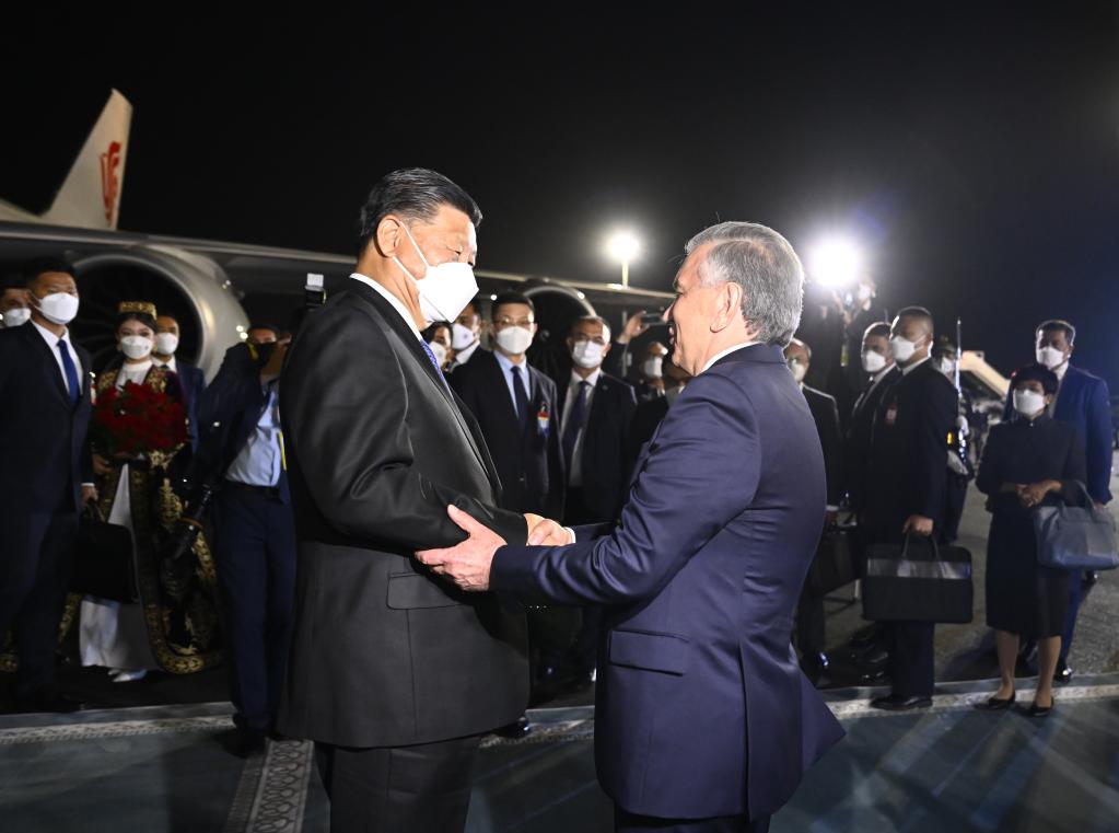 当地时间9月14日晚，国家主席习近平乘专机抵达撒马尔罕，开始对乌兹别克斯坦共和国进行国事访问并出席上海合作组织成员国元首理事会第二十二次会议。这是乌兹别克斯坦总统米尔济约耶夫、政府总理阿里波夫、外长诺罗夫、撒马尔罕州州长图尔济莫夫等高级官员在机场热情迎接。新华社记者 李学仁 摄