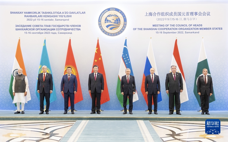 当地时间9月16日，国家主席习近平在撒马尔罕国际会议中心出席上海合作组织成员国元首理事会第二十二次会议小范围会谈。这是小范围会谈前，上海合作组织成员国领导人集体合影。新华社记者 李涛 摄