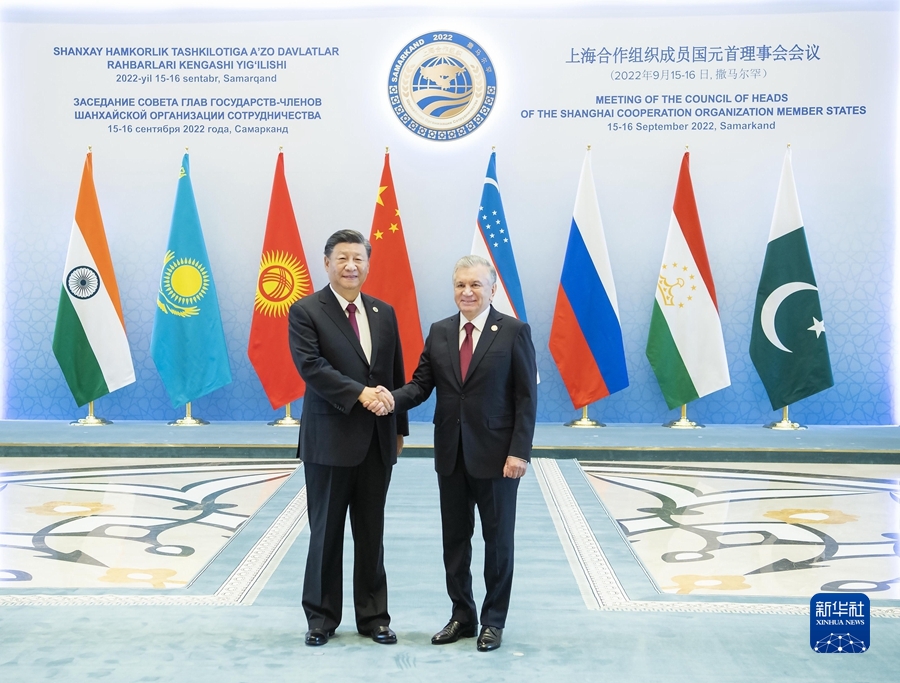 当地时间9月16日，国家主席习近平在撒马尔罕国际会议中心出席上海合作组织成员国元首理事会第二十二次会议小范围会谈。当地时间上午9时55分许，习近平和上海合作组织成员国领导人陆续抵达撒马尔罕国际会议中心，受到乌兹别克斯坦总统米尔济约耶夫热情迎接。新华社记者 李涛 摄