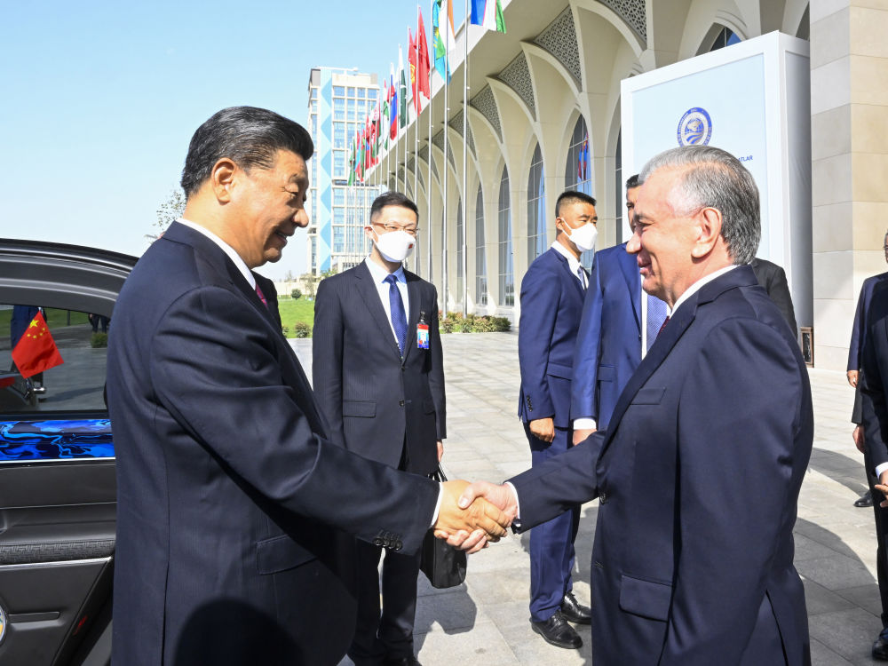 当地时间9月15日，国家主席习近平在撒马尔罕同乌兹别克斯坦总统米尔济约耶夫会谈。这是习近平乘车抵达国际会议中心，米尔济约耶夫在下车处热情迎接。新华社记者 李学仁 摄