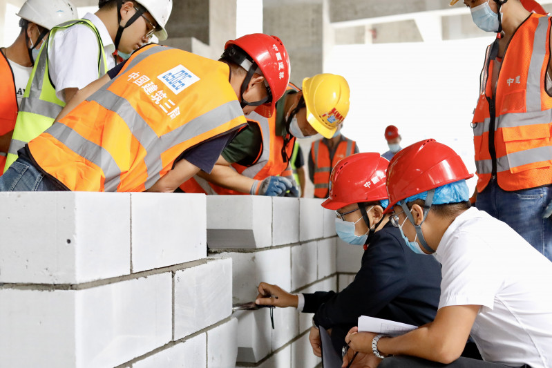 23日，在中建三局长沙运达中央广场项目工地上，工友们正热火朝天的进行砌筑技能比武。