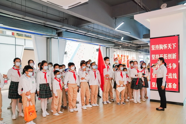 雨花区枫树山南屏锦源小学的孩子们在认真听讲解员介绍情况。长沙晚报通讯员阙跃武摄