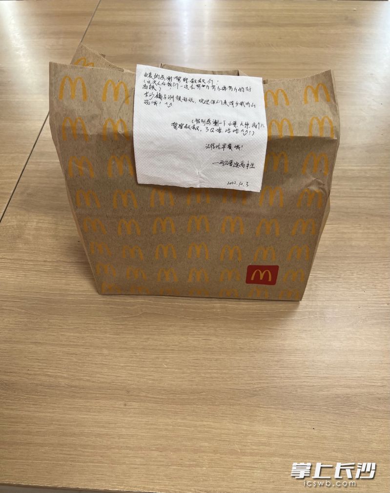 女生留给民警的早餐和感谢信。受访者供图