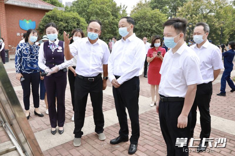 郑建新来到地铁“橘子洲·青莲站”和橘子洲景区，听取安全生产、疫情防控、安保维稳等工作汇报并实地查看落实情况。均为刘书勤 摄