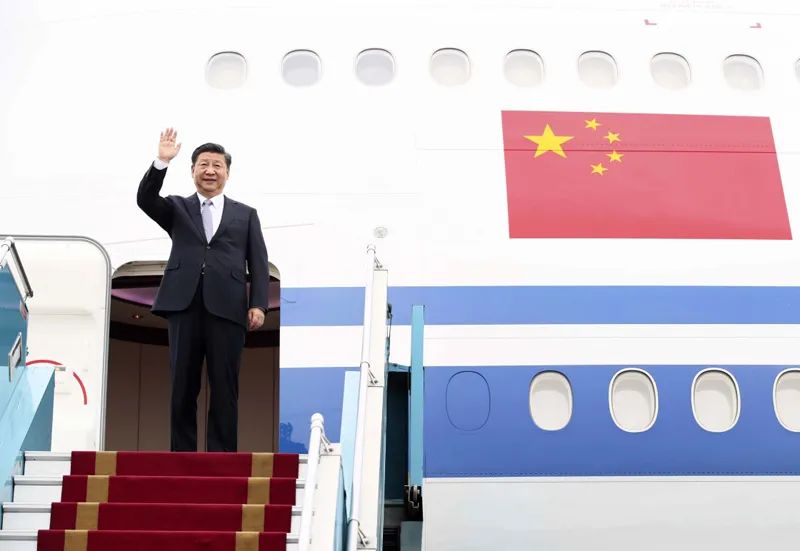 2017年11月12日，习近平抵达河内，开始对越南社会主义共和国进行国事访问。新华社记者 兰红光 摄