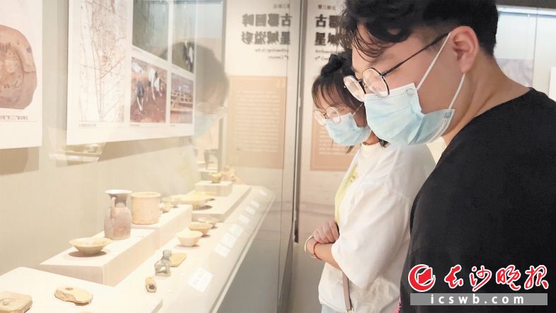 市民在长沙博物馆参观文物展览。均为长沙晚报全媒体记者 邹麟 摄