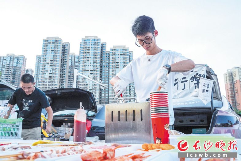 与传统的地摊经济不同，年轻人的加入，带给人们不一样的消费体验，也吸引着不少顾客驻足流连。长沙晚报全媒体记者 易亿 摄