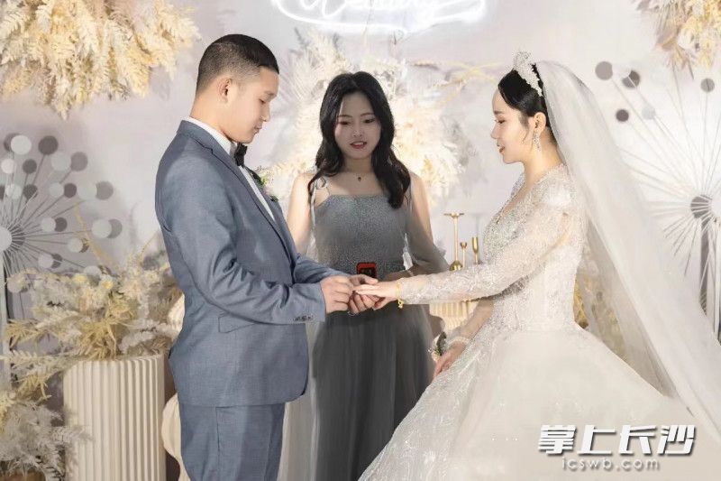 小徐担任兼职伴娘。受访者供图。