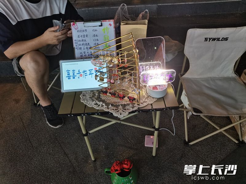 乔玉灵在夜市摆摊，售卖自己原创设计的手作耳饰。受访者供图