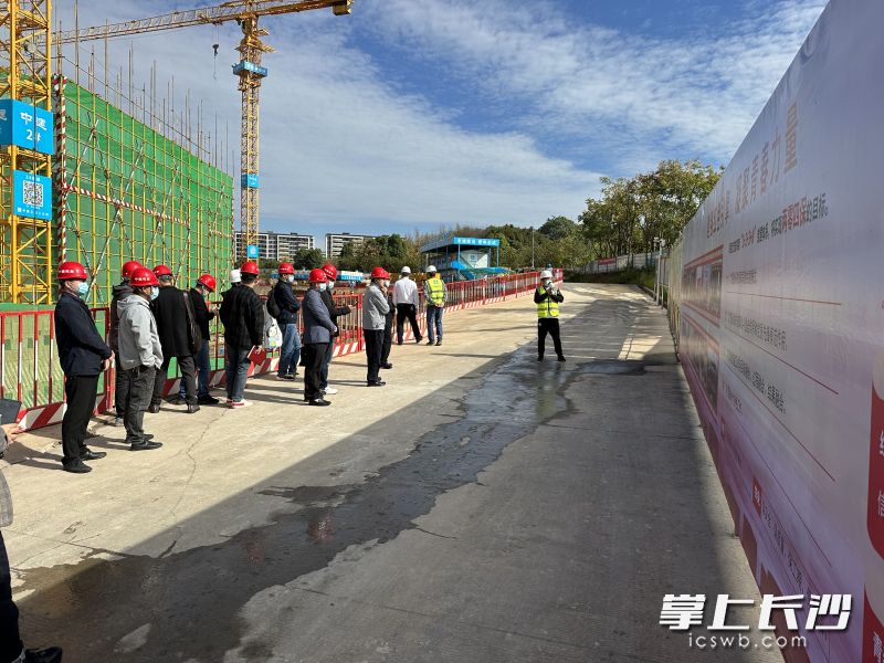 10月10日，长沙市公共工程建设中心在长沙市第三工人文化宫项目现场举行项目党建观摩推进会。   长沙晚报全媒体记者 陈焕明 摄
