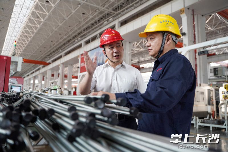 陈添明检查产品质量。长沙晚报全媒体记者 易亿 摄