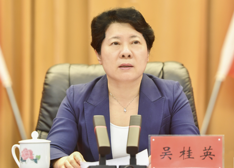 省委常委、市委书记吴桂英出席会议并讲话。