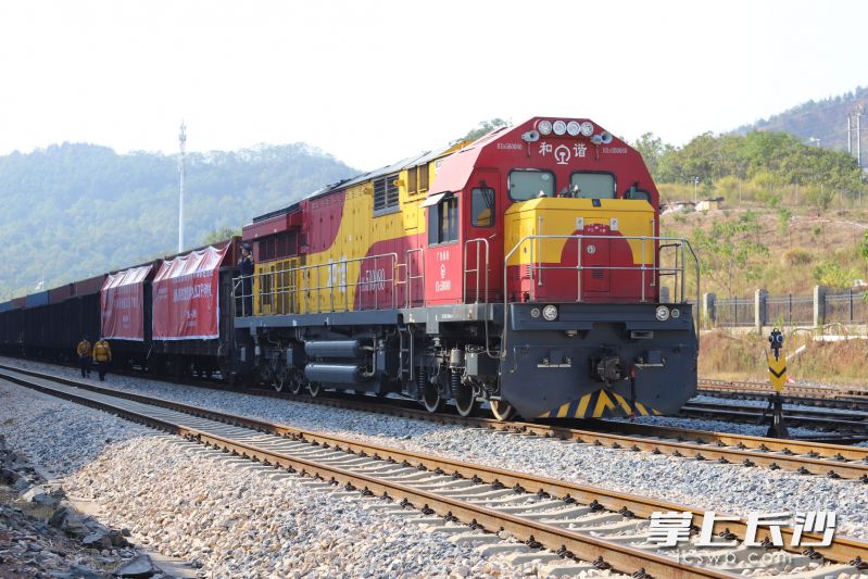 湖南开出首趟“铁海联运”钢材出口集装箱专列。  均为通讯员供图