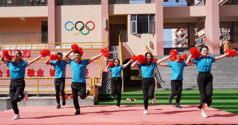 校长王敏和其他校领导、老师在台上领操。均为长沙晚报通讯员 李静 摄 校长王敏和其他校领导、老师在台上领操。均为长沙晚报通讯员 李静 摄