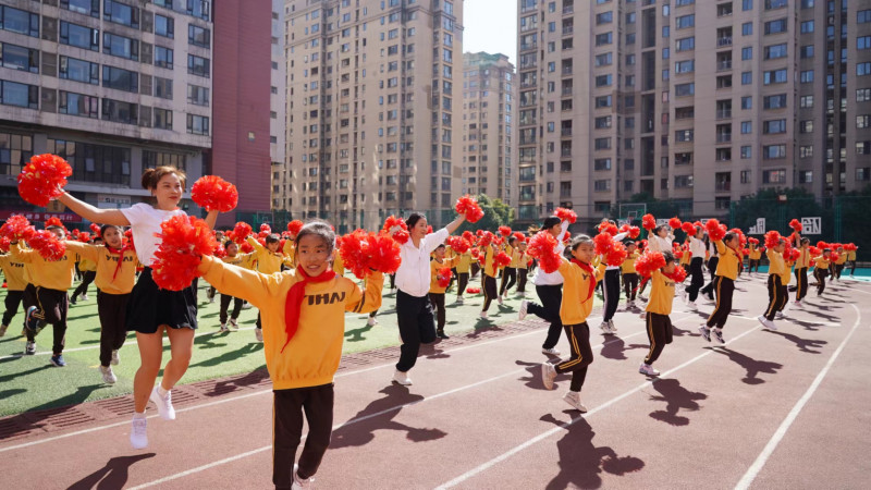 同学们齐跳啦啦操,活力无限! 同学们齐跳啦啦操,活力无限!