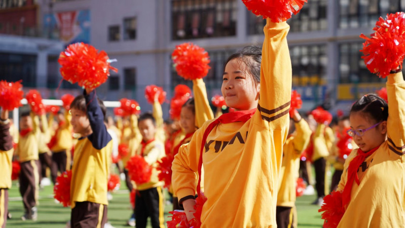 同学们都很喜欢啦啦操。 同学们都很喜欢啦啦操。