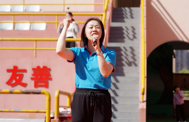 王敏表示,希望全校师生从啦啦操中感受运动带来的快乐。 王敏表示,希望全校师生从啦啦操中感受运动带来的快乐。