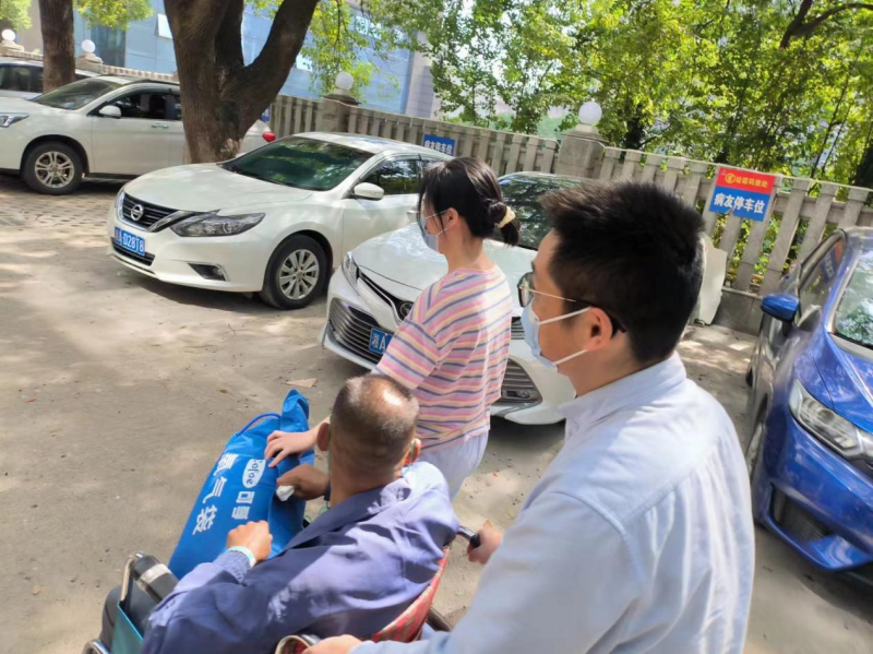 胡大爷在大家的护送下安全返回了病房。医院供图
