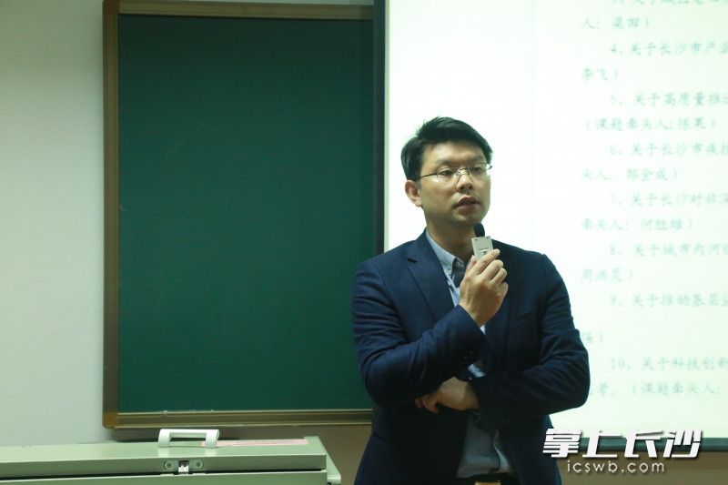 学员周洪灵上台分享。