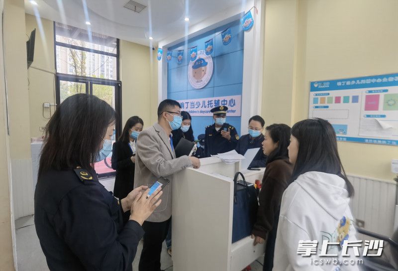 检查组对校外培训机构违规办学情况进行检查。均为通讯员供图