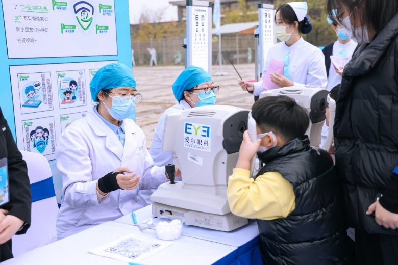 现场为孩子检查眼睛。