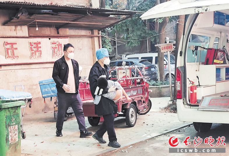 医护人员将煤气中毒的小宇护送至急救车上。均为学校供图