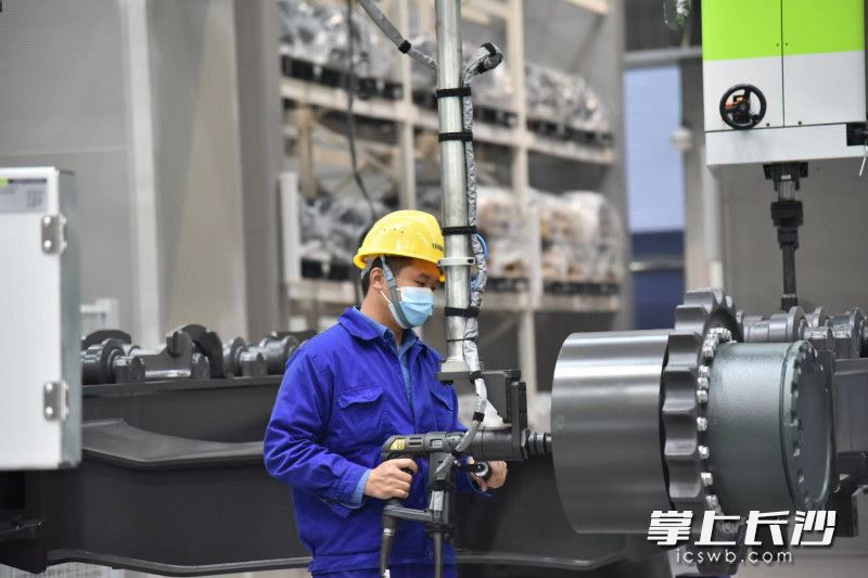 中联重科中大型挖掘机智能化车间里，产线工程师正在进行紧固作业。长沙晚报全媒体记者 周辉霞摄