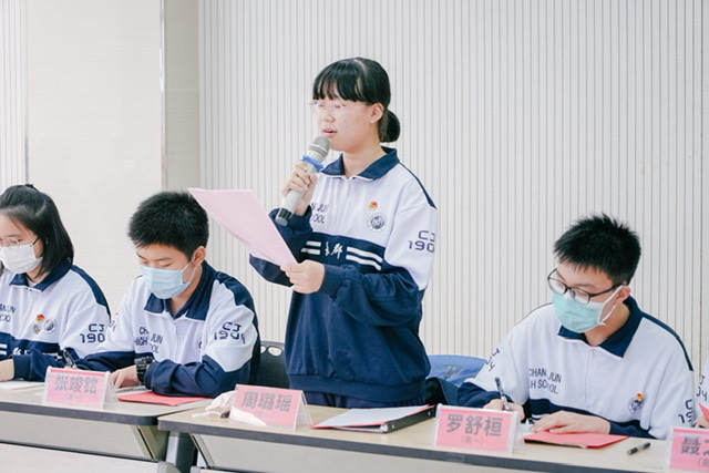 同学们畅所欲言提出合理化建议。