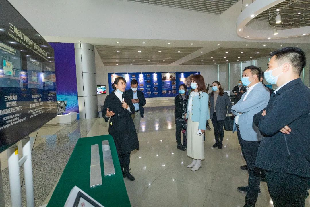 ▲分组参观长沙市比亚迪汽车有限公司