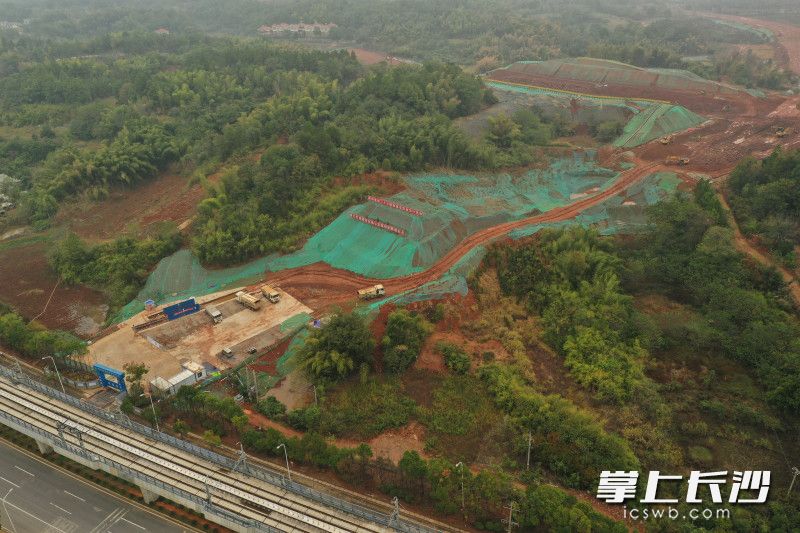 大王山南片区内融城一路、观音湖路、机场大道等3条道路正在如火如荼建设中。长沙晚报全媒体记者 郭雨滴 通讯员 林雨 徐坤 摄影报道