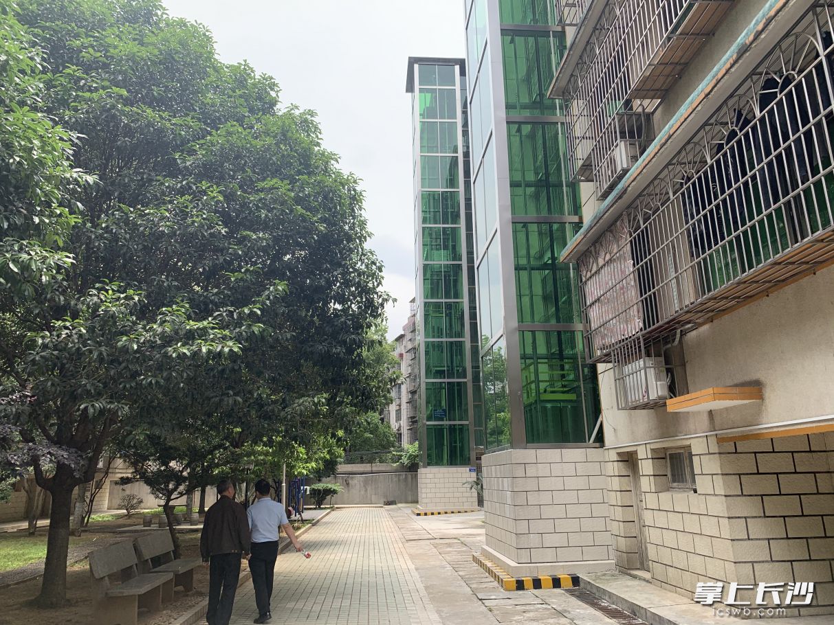 加装电梯让家门口的幸福生活不断提质升级。长沙晚报全媒体记者 陈焕明 摄