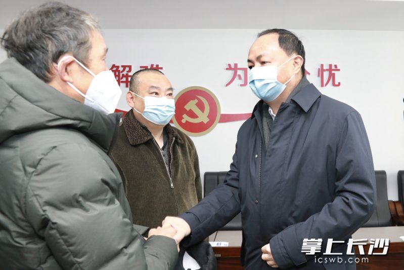 郑建新下沉督访解决直管公房房屋产权信访问题。  刘书勤 摄