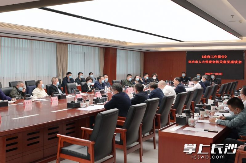 郑建新率市政府班子成员到市人大常委会机关，就《政府工作报告》征求意见，共同谋划明年发展。  张圣贺 摄
