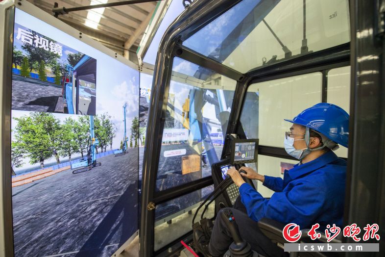 山河智能工作人员在远程操作遥控舱内操作设备。图片均由长沙晚报全媒体记者 郭雨滴 摄