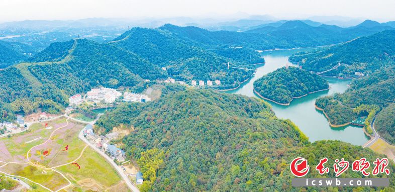 长株潭绿心石燕湖片区，青山苍翠，绿道蜿蜒，景色宜人。邹麟 摄