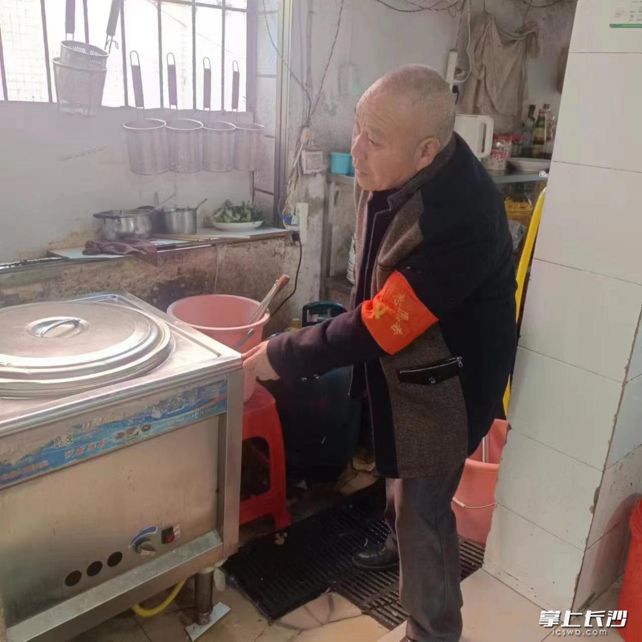 楚家湖社区网格员查看粉店清洁能源使用情况