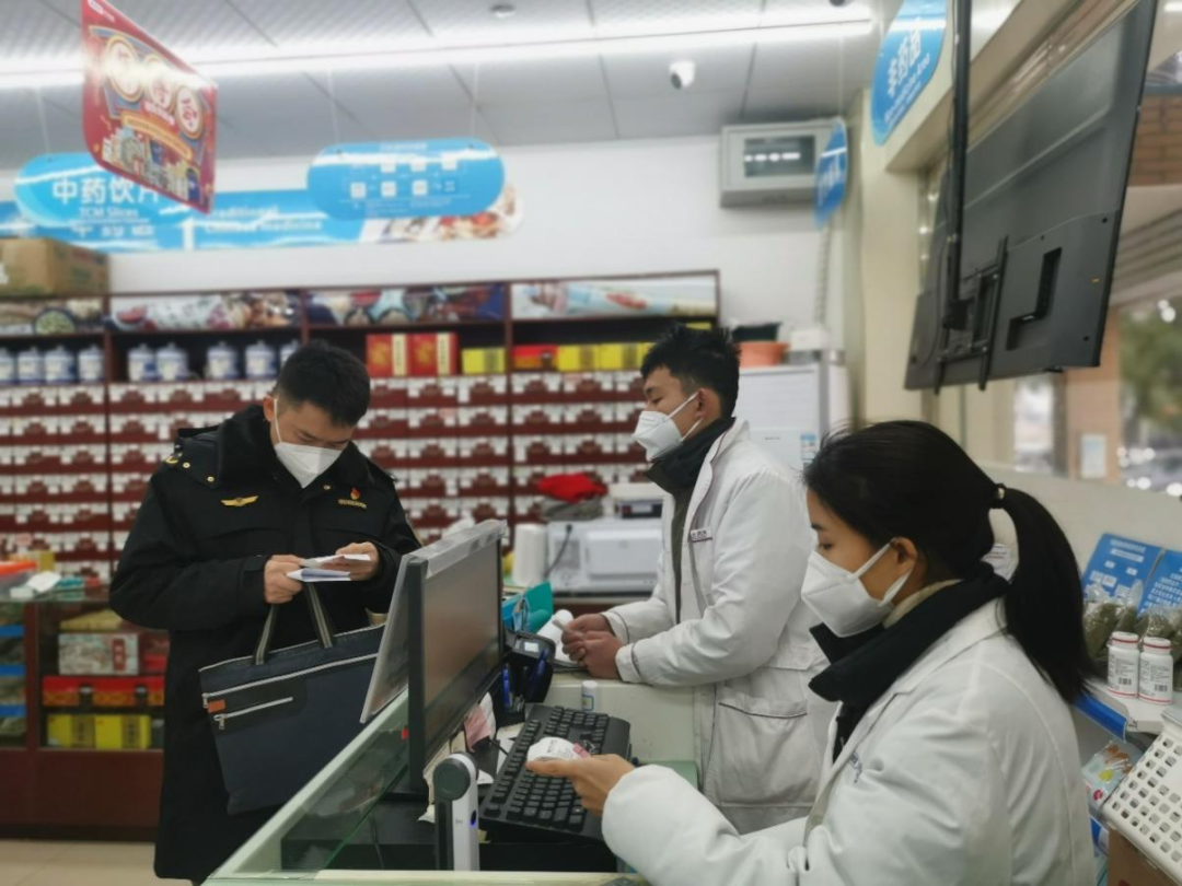 区市监局执法人员正在查看相关进货票据。