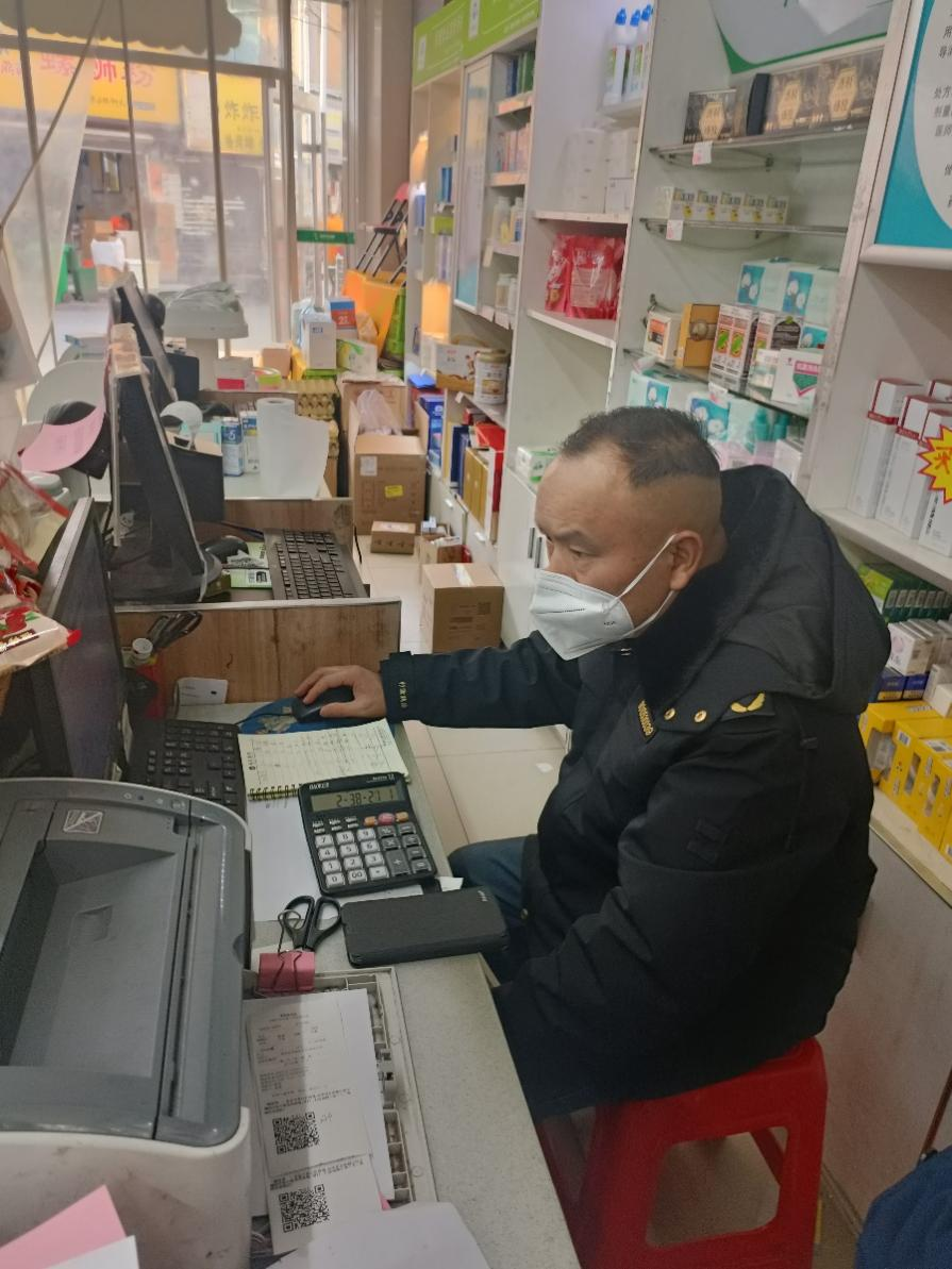 区市监局执法人员正在核查相关交易数据。