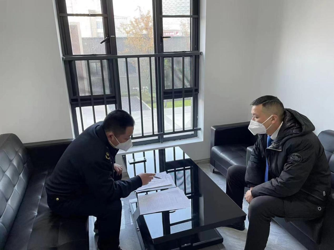 区市监局执法人员正在对相关药企负责人进行约谈。