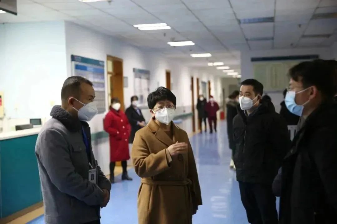 长沙市卫健委主任刘激扬到宁乡市人民医院督导医疗救治工作。